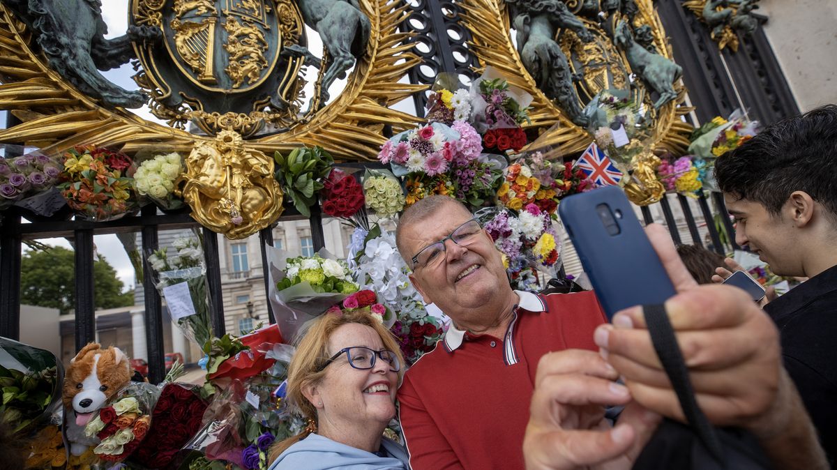 Fotky z Londýna: Vystát hodinové fronty, vzdát hold, udělat selfie a jít